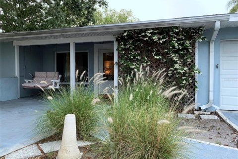 House in Clearwater, Florida 2 bedrooms, 192.68 sq.m. № 2218803