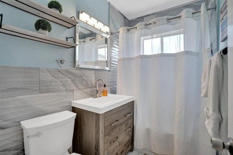 House in Fort Lauderdale, Florida 3 bedrooms, 147.53 sq.m. № 2275174 - photo 17