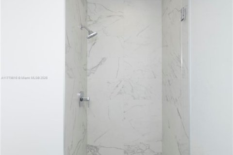 Condo in Sunny Isles Beach, Florida, 2 bedrooms in AURORA  № 2013781 - photo 16