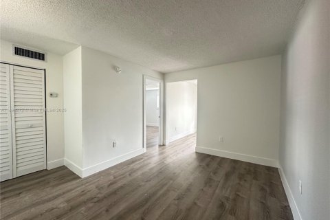Apartment in Miami, Florida 1 bedroom № 1949457 - photo 2