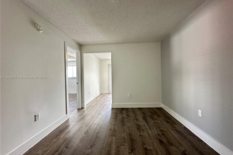 Apartment in Miami, Florida 1 bedroom № 1949457 - photo 4