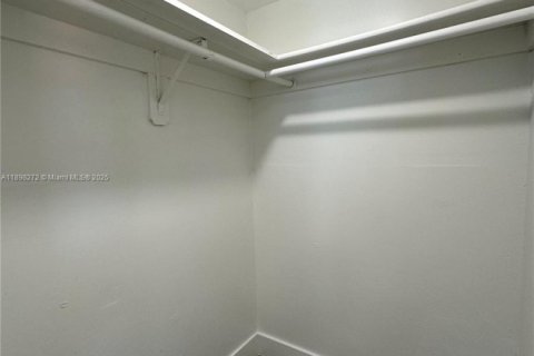Apartment in Miami, Florida 1 bedroom № 1949457 - photo 18