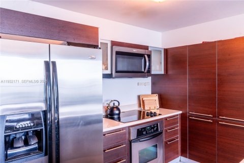Condo in Miami, Florida, 2 bedrooms № 1990499 - photo 5