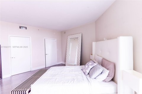 Condo in Miami, Florida, 2 bedrooms № 1990499 - photo 14