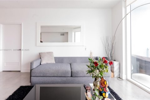 Condo in Miami, Florida, 2 bedrooms № 1990499 - photo 11