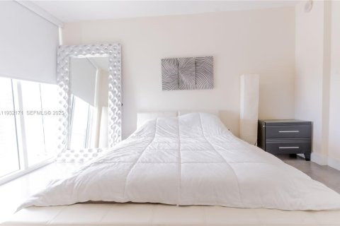 Condo in Miami, Florida, 2 bedrooms № 1990499 - photo 12