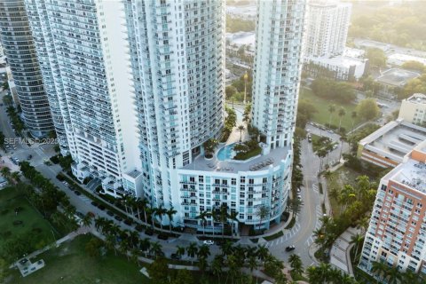 Condo in Miami, Florida, 2 bedrooms № 1990499 - photo 25