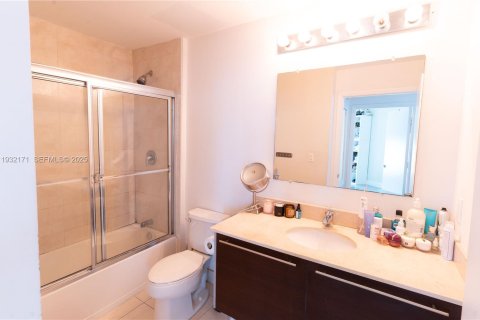 Condo in Miami, Florida, 2 bedrooms № 1990499 - photo 16