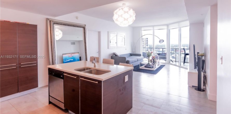 Condo in Miami, Florida, 2 bedrooms № 1990499