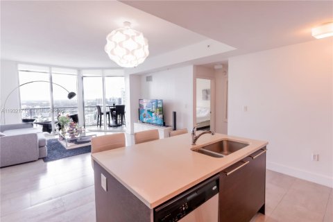 Condo in Miami, Florida, 2 bedrooms № 1990499 - photo 3