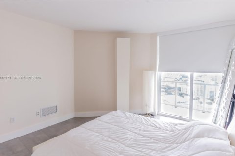 Condo in Miami, Florida, 2 bedrooms № 1990499 - photo 13
