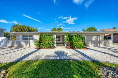 House in Fort Myers, Florida 3 bedrooms, 133.41 sq.m. № 1884355 - photo 1