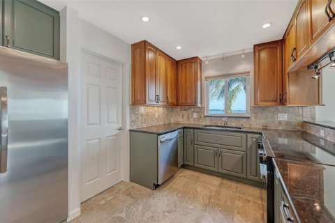 House in Longboat Key, Florida 3 bedrooms, 132.11 sq.m. № 1685478 - photo 17