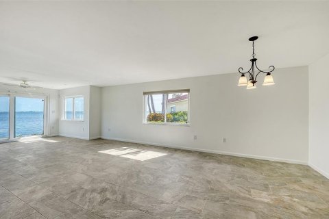 House in Longboat Key, Florida 3 bedrooms, 132.11 sq.m. № 1685478 - photo 6