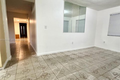 Villa ou maison à louer à Hialeah, Floride: 3 chambres, 247.12 m2 № 2000221 - photo 3