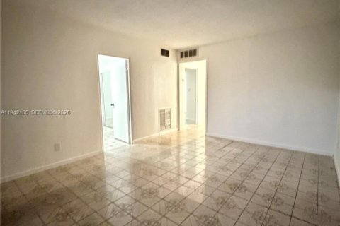 Villa ou maison à louer à Hialeah, Floride: 3 chambres, 247.12 m2 № 2000221 - photo 13