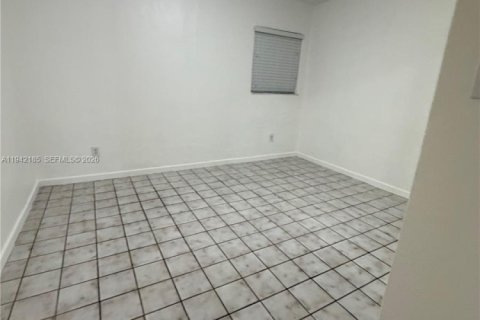 Villa ou maison à louer à Hialeah, Floride: 3 chambres, 247.12 m2 № 2000221 - photo 10
