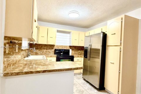 Villa ou maison à louer à Hialeah, Floride: 3 chambres, 247.12 m2 № 2000221 - photo 2