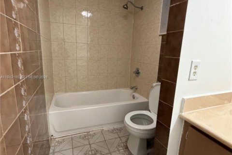 Villa ou maison à louer à Hialeah, Floride: 3 chambres, 247.12 m2 № 2000221 - photo 16
