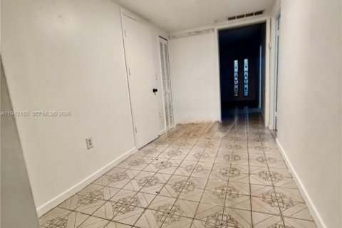 Villa ou maison à louer à Hialeah, Floride: 3 chambres, 247.12 m2 № 2000221 - photo 8