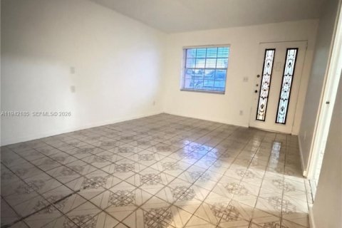 Villa ou maison à louer à Hialeah, Floride: 3 chambres, 247.12 m2 № 2000221 - photo 12
