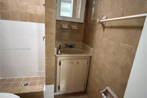 Villa ou maison à louer à Hialeah, Floride: 3 chambres, 247.12 m2 № 2000221 - photo 7