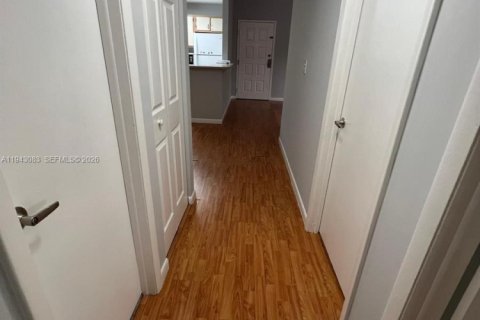 Condo in Miami, Florida, 2 bedrooms  № 2003417 - photo 8