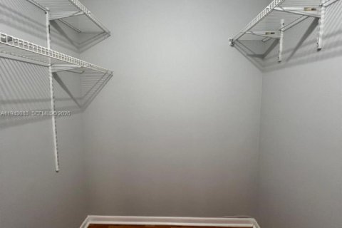 Condo in Miami, Florida, 2 bedrooms  № 2003417 - photo 2