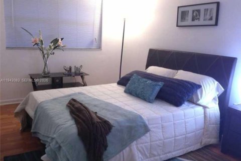 Condo in Miami, Florida, 2 bedrooms  № 2003417 - photo 1