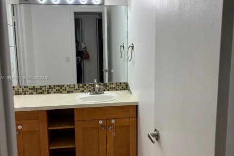 Condo in Miami, Florida, 2 bedrooms  № 2003417 - photo 11