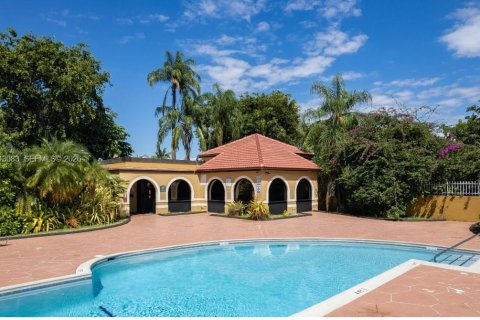 Condo in Miami, Florida, 2 bedrooms  № 2003417 - photo 16