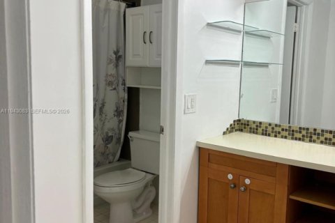 Condo in Miami, Florida, 2 bedrooms  № 2003417 - photo 10