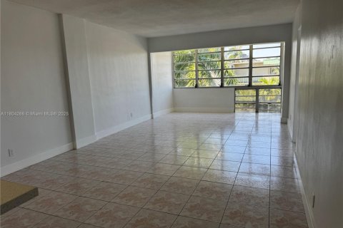 Condominio en alquiler en Hallandale Beach, Florida, 2 dormitorios, 88.63 m2 № 1689312 - foto 3