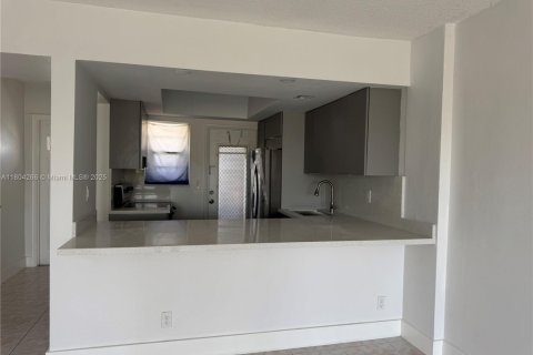 Condominio en alquiler en Hallandale Beach, Florida, 2 dormitorios, 88.63 m2 № 1689312 - foto 4
