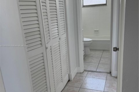 Condominio en alquiler en Hallandale Beach, Florida, 2 dormitorios, 88.63 m2 № 1689312 - foto 11