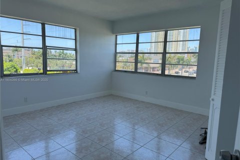Condominio en alquiler en Hallandale Beach, Florida, 2 dormitorios, 88.63 m2 № 1689312 - foto 6