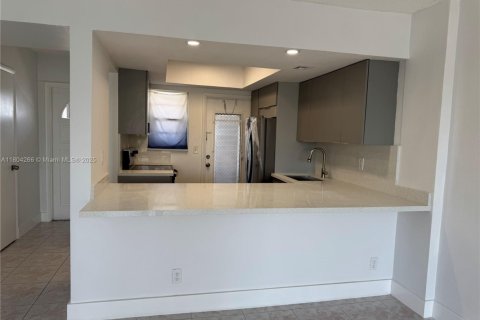 Condominio en alquiler en Hallandale Beach, Florida, 2 dormitorios, 88.63 m2 № 1689312 - foto 5