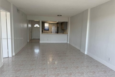 Condominio en alquiler en Hallandale Beach, Florida, 2 dormitorios, 88.63 m2 № 1689312 - foto 1