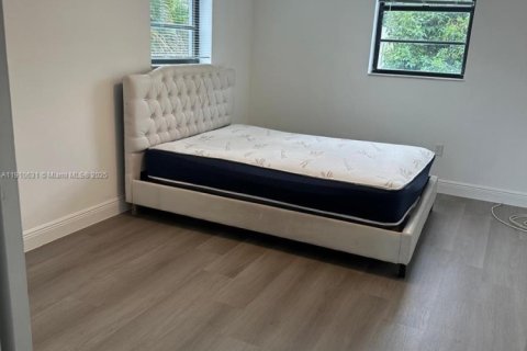 Villa ou maison à louer à Miami, Floride: 1 chambre, 274.99 m2 № 1965851 - photo 4