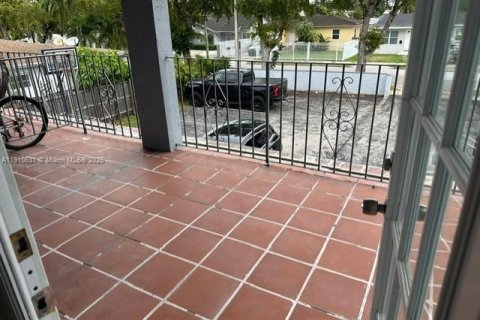 Villa ou maison à louer à Miami, Floride: 1 chambre, 274.99 m2 № 1965851 - photo 10