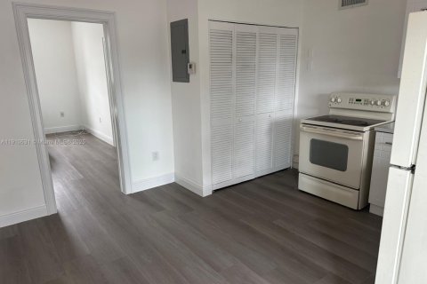 Villa ou maison à louer à Miami, Floride: 1 chambre, 274.99 m2 № 1965851 - photo 6