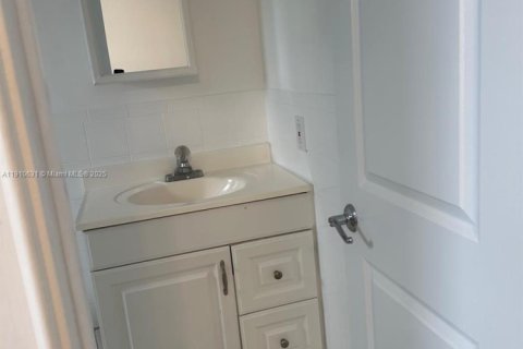 Villa ou maison à louer à Miami, Floride: 1 chambre, 274.99 m2 № 1965851 - photo 7