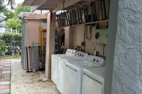 Villa ou maison à louer à Miami, Floride: 1 chambre, 274.99 m2 № 1965851 - photo 11