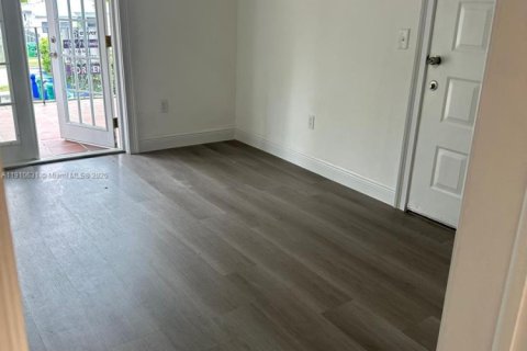 Villa ou maison à louer à Miami, Floride: 1 chambre, 274.99 m2 № 1965851 - photo 5