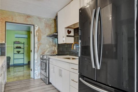 House in Pompano Beach, Florida 3 bedrooms, 97.73 sq.m. № 1954835 - photo 20