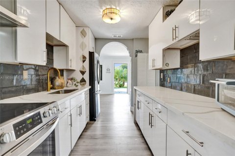 House in Pompano Beach, Florida 3 bedrooms, 97.73 sq.m. № 1954835 - photo 23