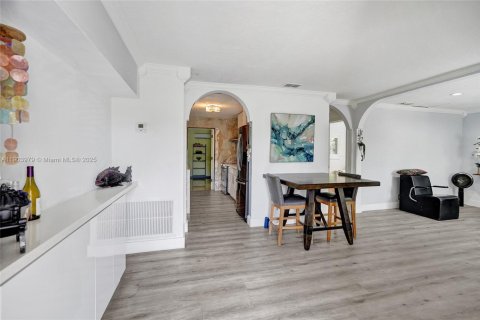 House in Pompano Beach, Florida 3 bedrooms, 97.73 sq.m. № 1954835 - photo 5