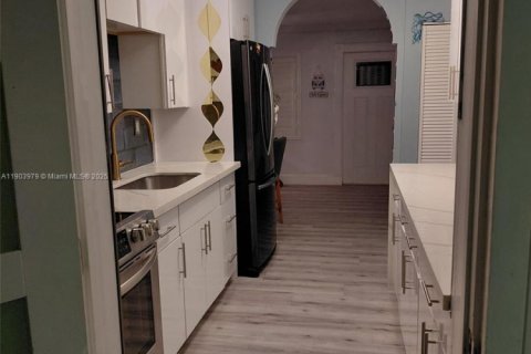 House in Pompano Beach, Florida 3 bedrooms, 97.73 sq.m. № 1954835 - photo 3