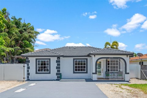 House in Homestead, Florida 3 bedrooms, 109.9 sq.m. № 1783883 - photo 1