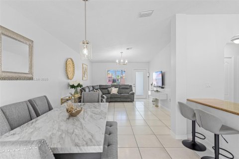 House in Homestead, Florida 3 bedrooms, 109.9 sq.m. № 1783883 - photo 9